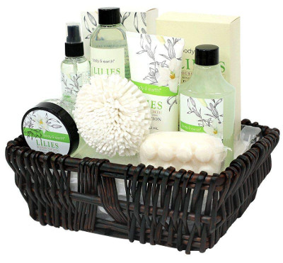 Christmas Gift Basket for Mom 2021